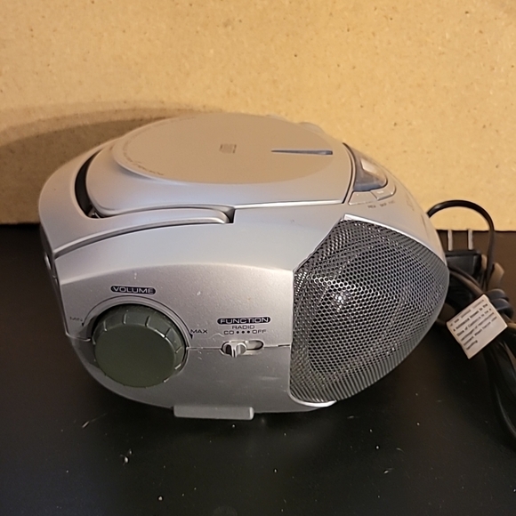 Emerson Portable Stereo am/fm Compact Disc Player - Picture 10 of 16